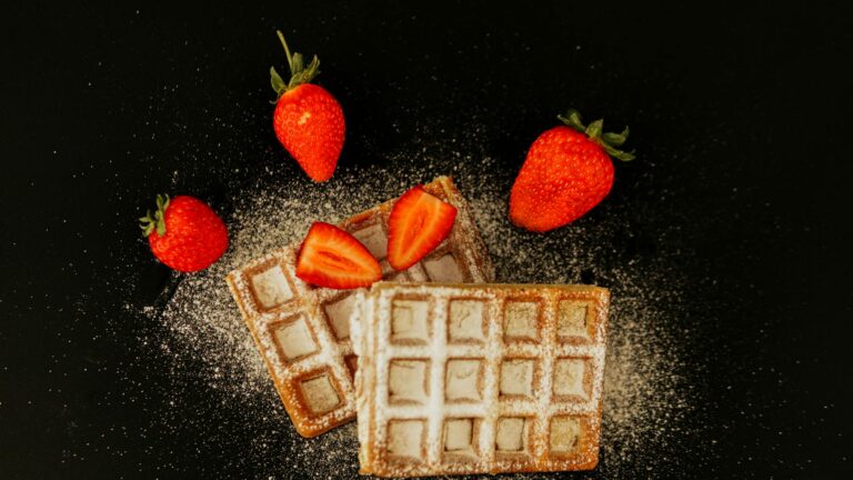 Waffelteig Grundrezept – frische Herzwaffeln mit Puderzucker und Erdbeeren