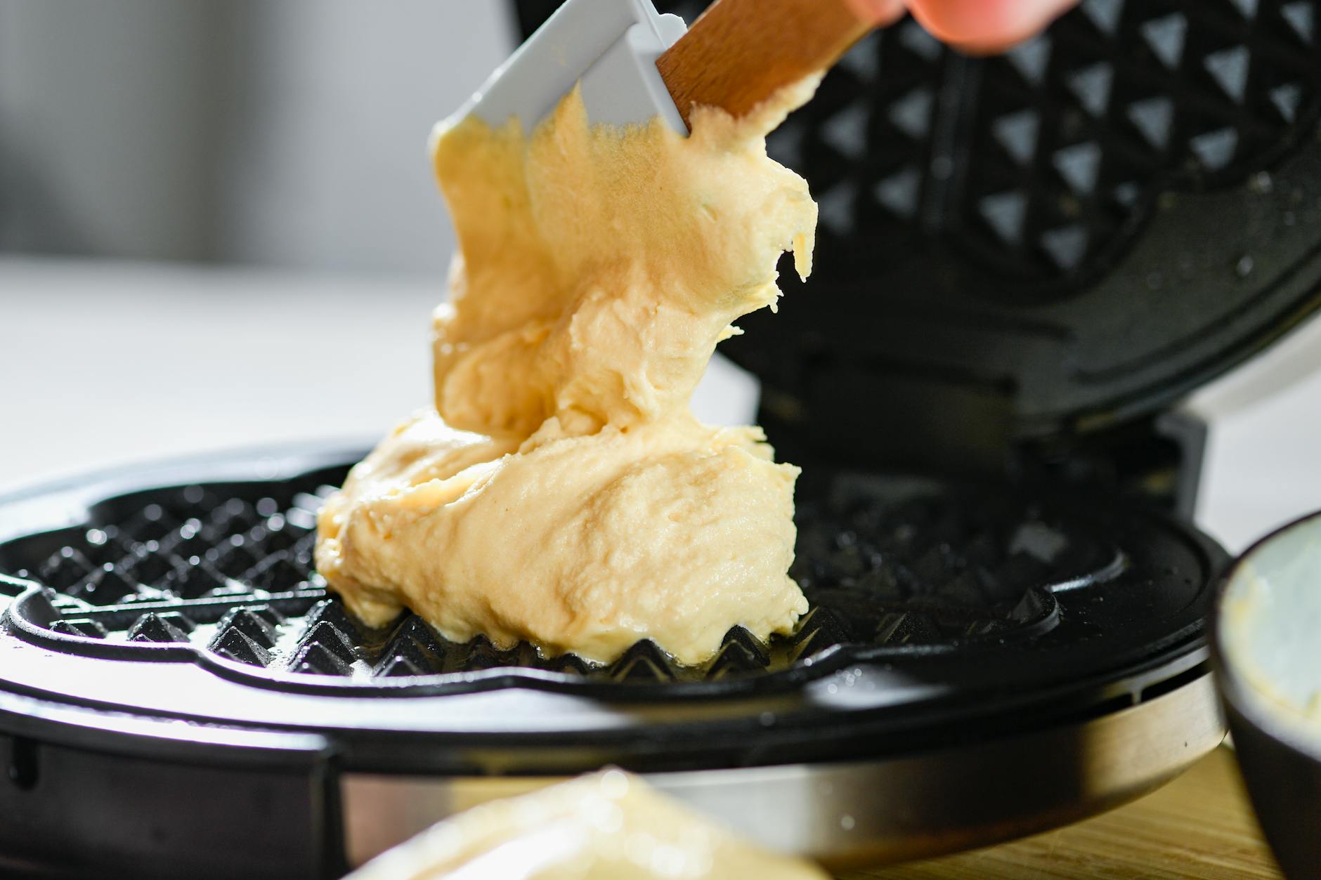 Waffelteig Grundrezept – goldene Waffel im offenen Waffeleisen