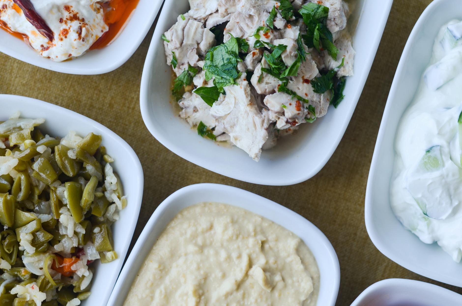 Zypern Essen und Trinken – Mezze-Platte mit Oliven und Dips